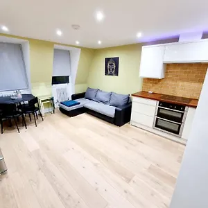Stylish With Terrace & Parking Apartment London