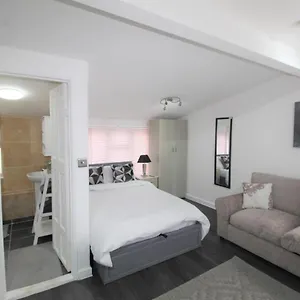 2 Min Walk To Upton Park Station Apartment London